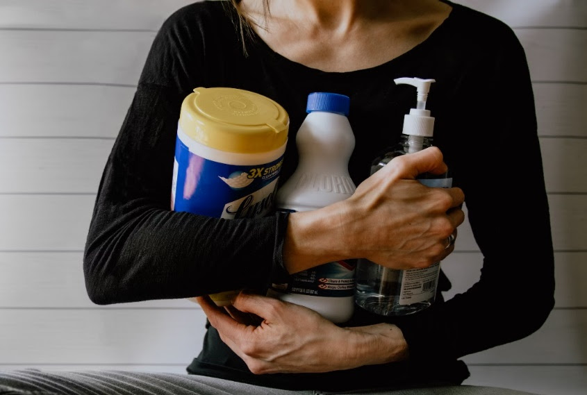 Misturar produtos de limpeza aumenta risco de acidentes - Revista Cipa