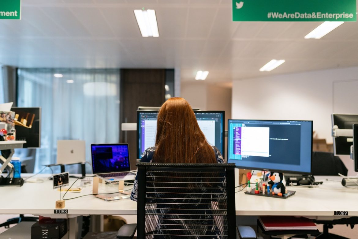 Estudos revelam os riscos à saúde associados ao trabalho prolongado em posição sentada - Revista Cipa