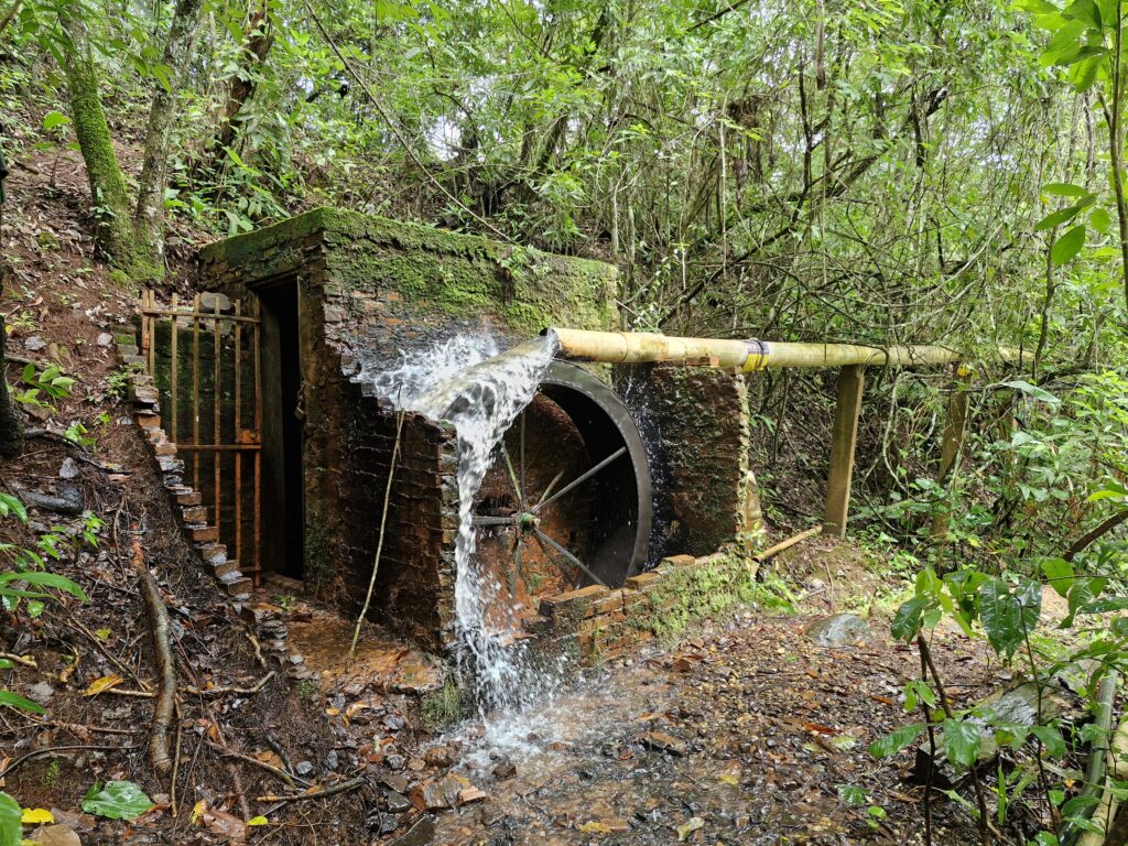 Roda d'água bombeando 20 mil litros/dia